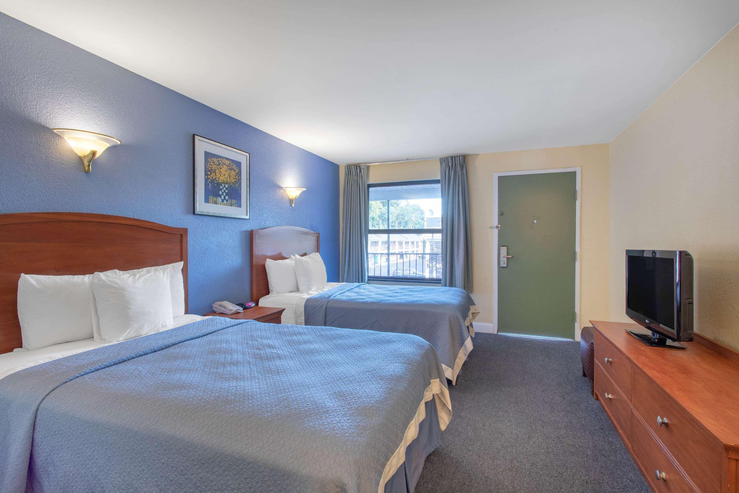 Days Inn By Wyndham Elmsford Exterior foto