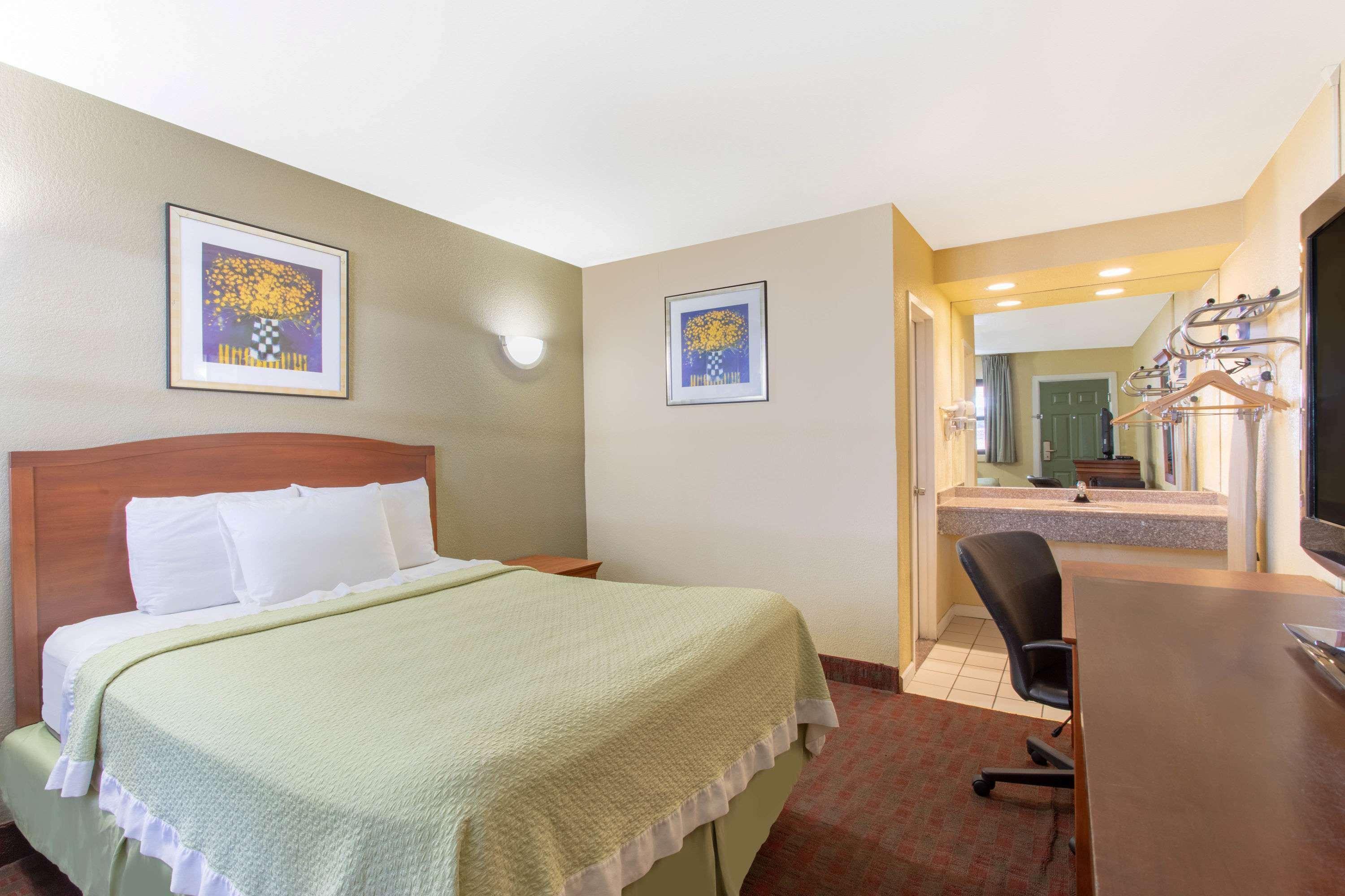 Days Inn By Wyndham Elmsford Exterior foto